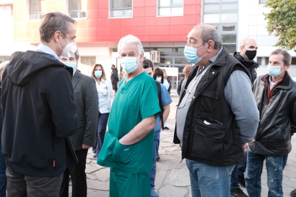 Ο Κυριάκος Μητσοτάκης συνομίλησε στον προαύλιο χώρο του νοσοκομείου με εκπροσώπους γιατρών και νοσηλευτών 