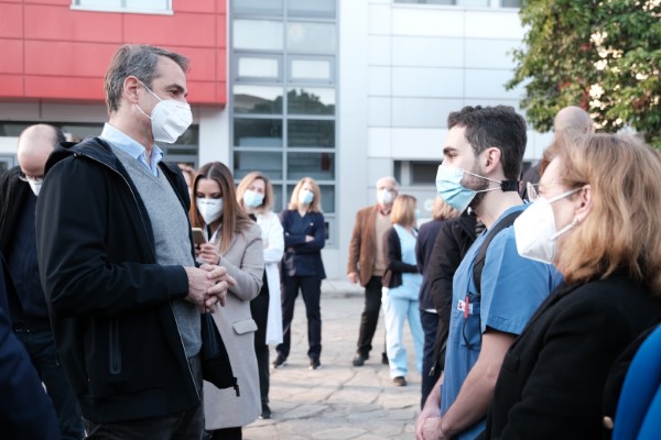 Ο Κυριάκος Μητσοτάκης συνομιλεί με νοσηλευτικό προσωπικό του Ιπποκράτειου Θεσσαλονίκης