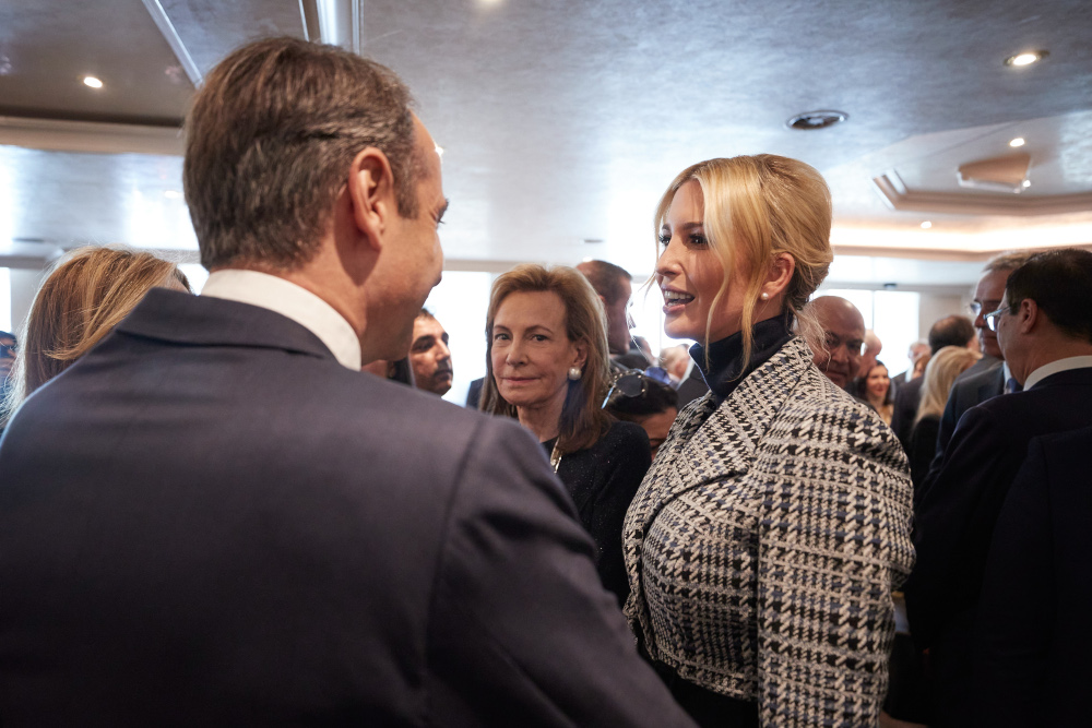 O Κυριάκος Μητσοτάκης συνομιλεί με την Ιβάνκα Τραμπ