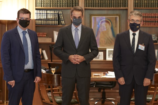 Ο Πρωθυπουργός Κυριάκος Μητσοτάκης με τον Πρόεδρο της Διοικούσας Επιτροπής του Ιδρύματος Θεοφανώ Σταύρο Ανδρεάδη (δεξιά) και τον επιστημονικό σύμβουλο του Ιδρύματος, καθηγητή Διεθνών Σχέσεων και βουλευτή της ΝΔ, Δημήτρη Καιρίδη (αριστερά)