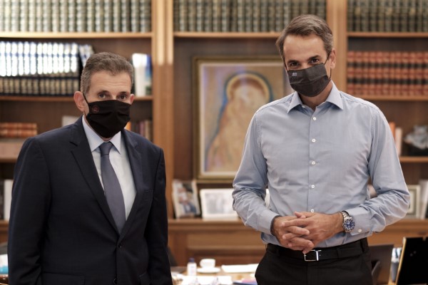 Ο Πρωθυπουργός Κυριάκος Μητσοτάκης και ο Δήμαρχος Καλλιθέας Δημήτρη Κάρναβος