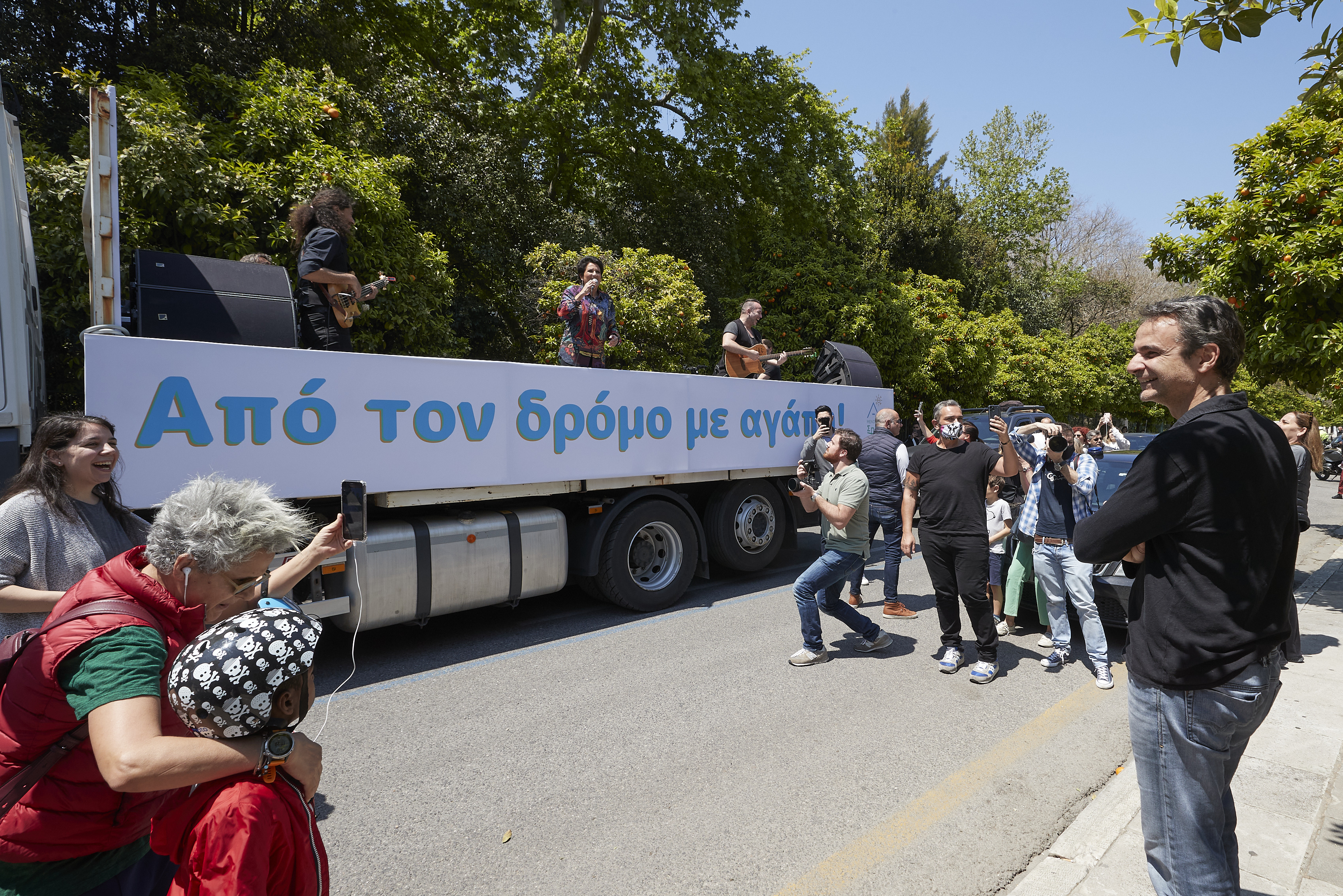 Ο Κυριάκος Μητσοτάκης απολαμβάνει τα τραγούδια της Αλκηστις Πρωτοψάλτη παρουσία κόσμου