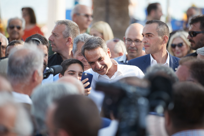 Selfie του Κυριάκου Μητσοτάκη με έναν νεαρό