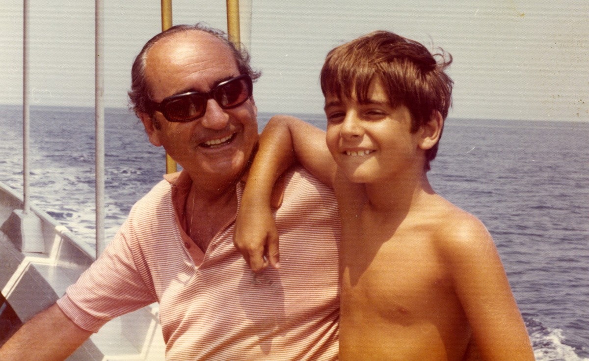 Ο Κωνσταντίνος Μητσοτάκης με τον 10χρονο Κυριάκο στις Κυκλάδες