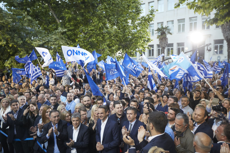 Ο Κυριάκος Μητσοτάκης προσέρχεται στο βήμα της ομιλίας του στη Λάρισα