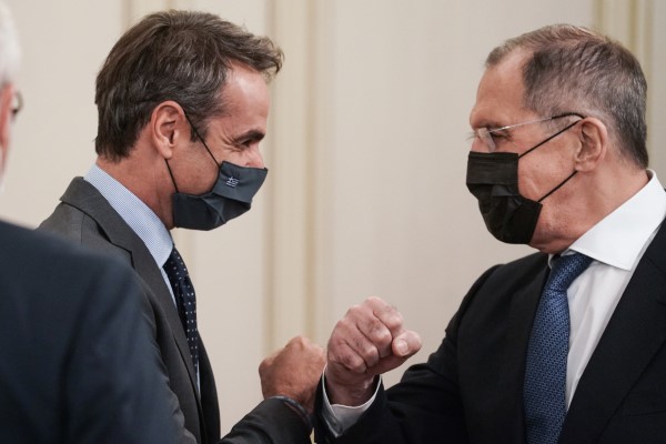 Ο Κυριάκος Μητσοτάκης χαιρετιέται με αγκώνες με τον Σεργκέι Λαβρόφ στο Μαξίμου