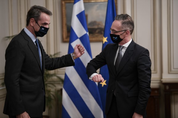 Μητσοτάκης και Μάας χαιρετιούνται με αγκώνες