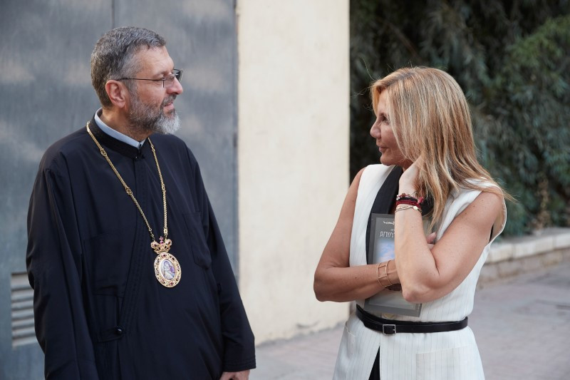 Η Μαρέβα Μητσοτάκη συνομιλεί με τον ιερέα στην Ι. Μ. Του Αγ. Γεωργίου στο Κάιρο