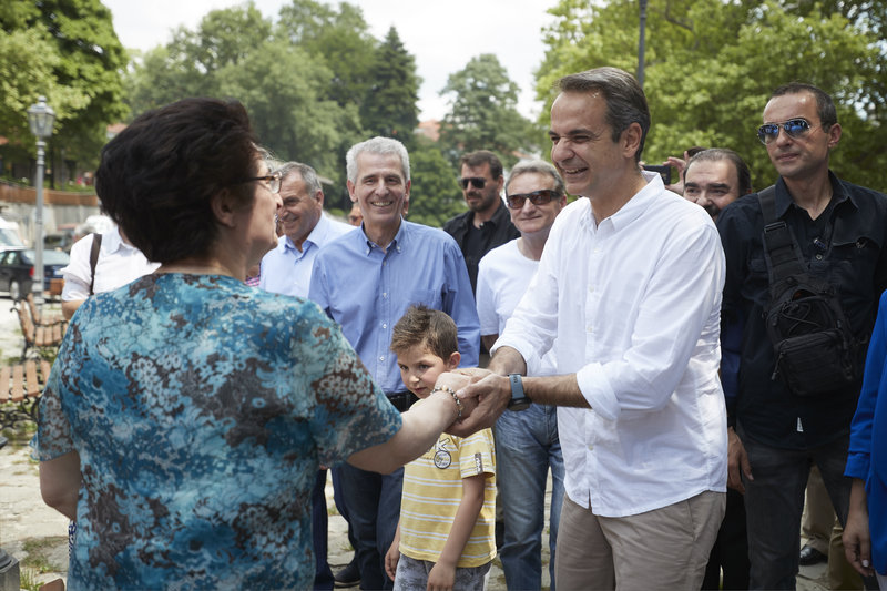 Ο Κυριάκος Μητσοτάκης χαιρετά κάτοικο του Μετσόβου