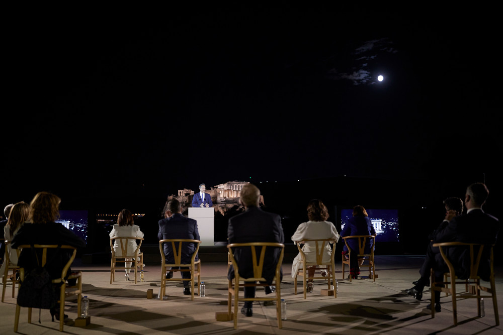 Ο Κυριάκος Μητσοτάκης κατά τη διάρκεια της ομιλίας του με φόντο την Ακρόπολη