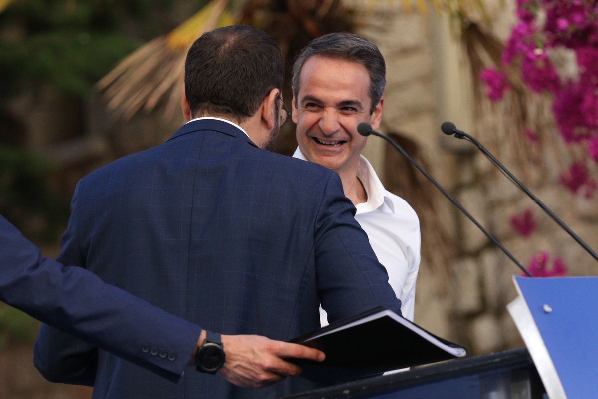 Ο Κυριάκος Μητσοτάκης ανεβαίνει στο βήμα για την ομιλία στην Πάτρα