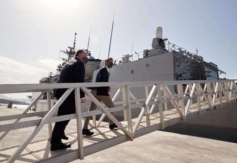 Η άφιξη τους αναγγέλθηκε από τα μεγάφωνα της φρεγάτας (και στα Αγγλικά)