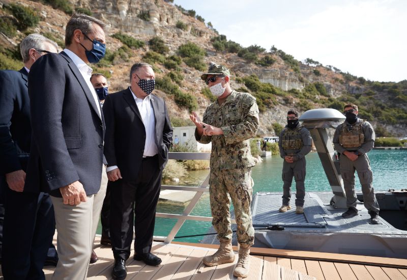 Οι κύριοι Μητσοτάκης και Πομπέο ενημερώνονται για τις δυνατότητες που έχουν τα ταχύπλοα CCM (Combat Craft Medium)