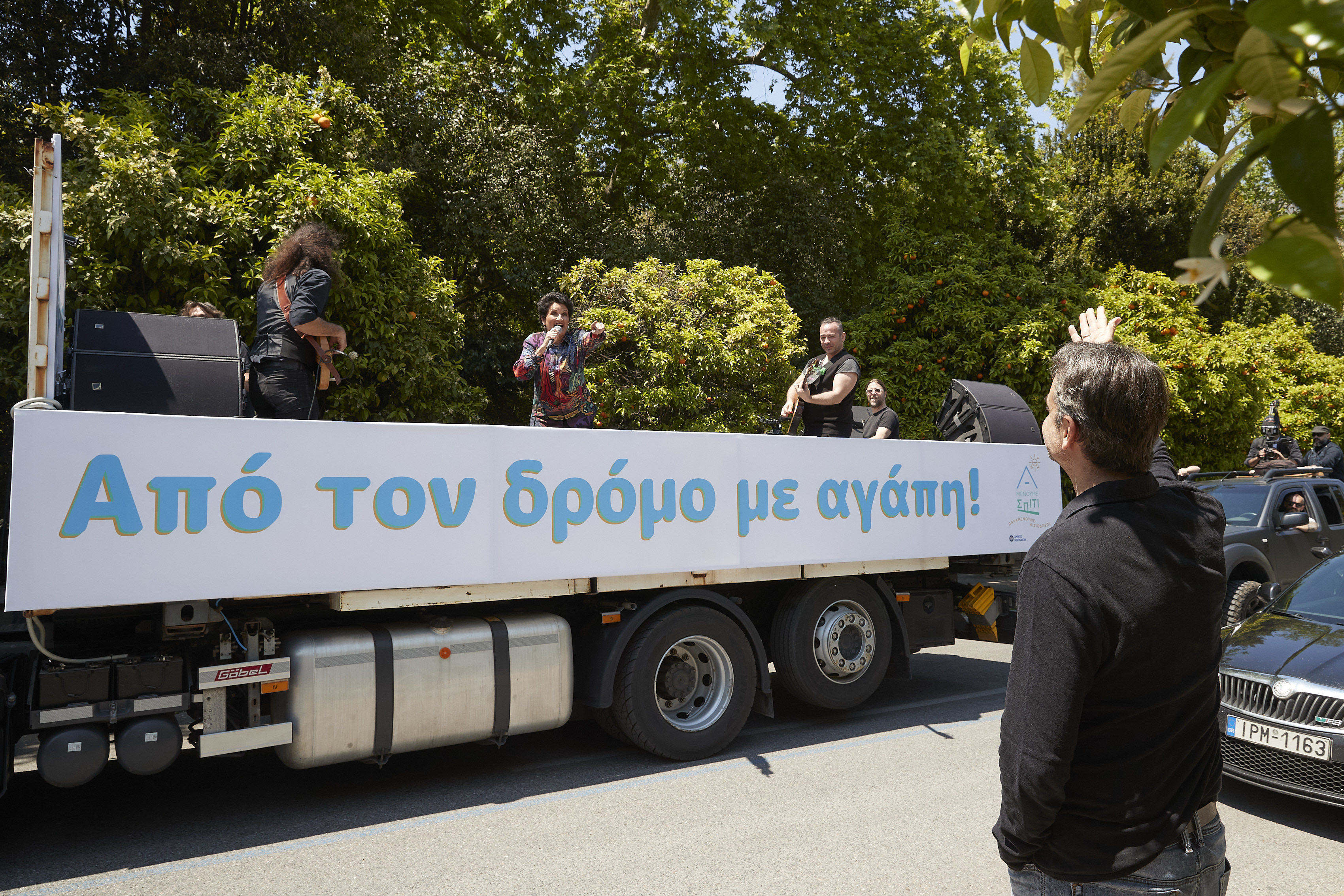 O Κυριάκος Μητσοτάκης βγήκε από το Μαξίμου για να ακούσει και να χαιρετήσει τη δημοφιλή ερμηνεύτρια