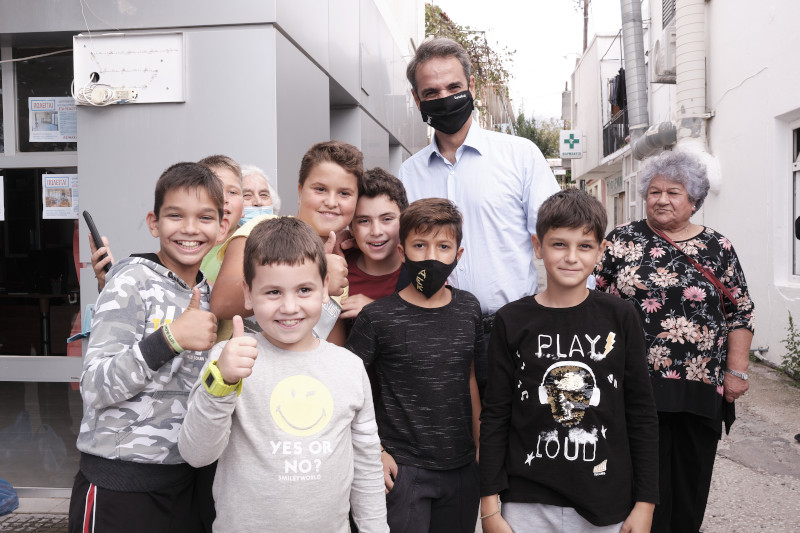 Ο Κυριάκος Μητσοτάκης στην Σαμοθράκη φωτογραφίζεται μαζί παιδιά
