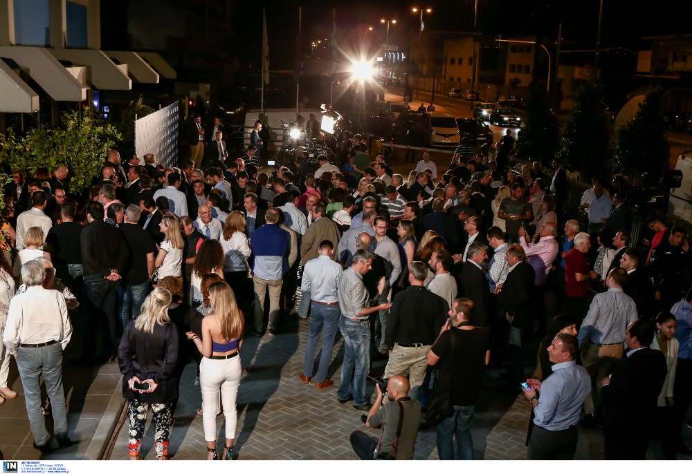 Συγκεντρωμένοι έξω από τα γραφεία της ΝΔ στην Πειραιώς 26 Μαίου 2019