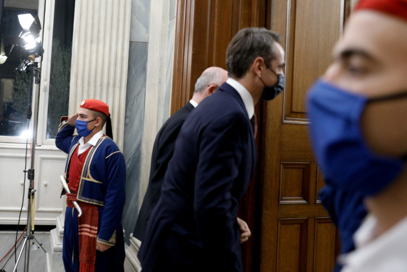 H είσοδος του Κυριάκου Μητσοτάκη στο δείπνο προς τον Αλ Σίσι
