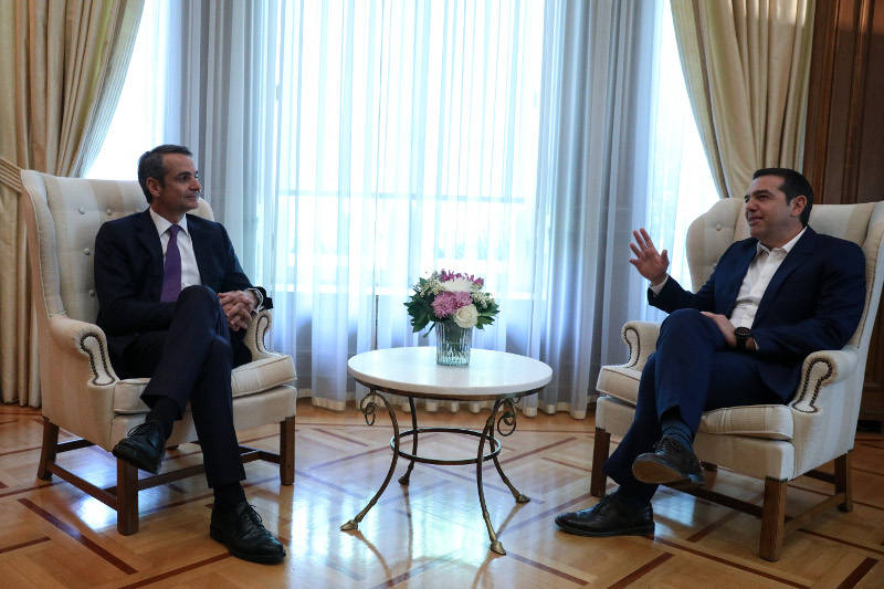 Ο Αλέξης Τσίπρας υποδέχθηκε τον νέο πρωθυπουργό, Κυριάκο Μητσοτάκη