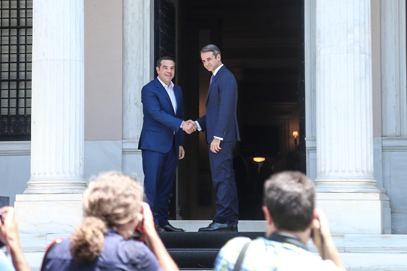 Ο Κυριάκος Μητσοτάκης και ο Αλέξης Τσίπρας στο Μέγαρο Μαξίμου.