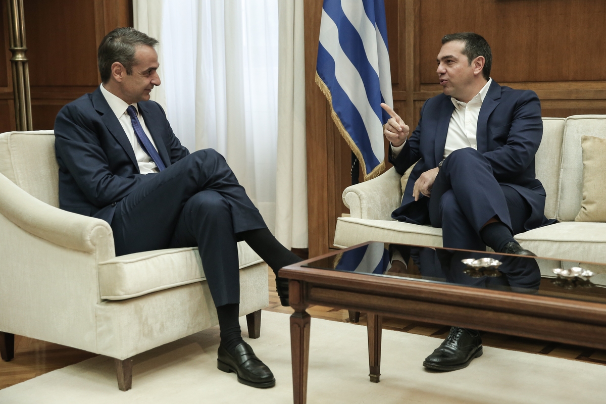  Ο Αλέξης Τσίπρας παρατηρούσε και σχολίαζε τις μικρές αλλαγές στο γραφείο του πρωθυπουργού της Βουλής