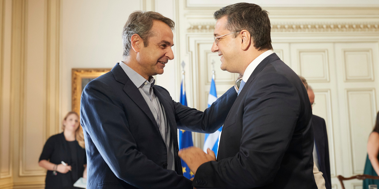 Ο Απ. Τζιτζικώστας είχε μάλιστα μια θερμή κατ’ ιδίαν συνάντηση με τον πρωθυπουργό Κυριάκο Μητσοτάκη στο μέγαρο Μαξίμου