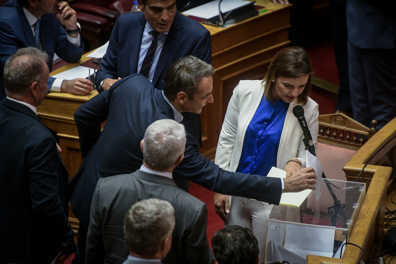 Ο Μητσοτάκης ρίχνει ψήφο για παραπομπή Παπαγγελόπουλου