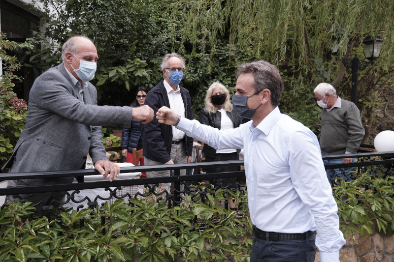 Ο Κυριάκος Μητσοτάκης χαιρετά όσους τον υποδέχθηκαν στην Σαμοθράκη