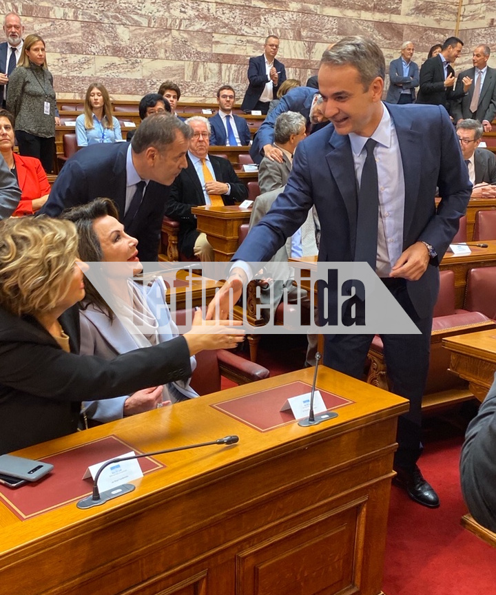 Χειραψία Κυριάκου Μητσοτάκη με την Ολγα Γεροβασίλη 