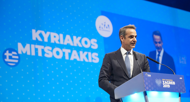 Ο Κυριάκος Μητσοτάκης στο βήμα του συνεδρίου του ΕΛΚ