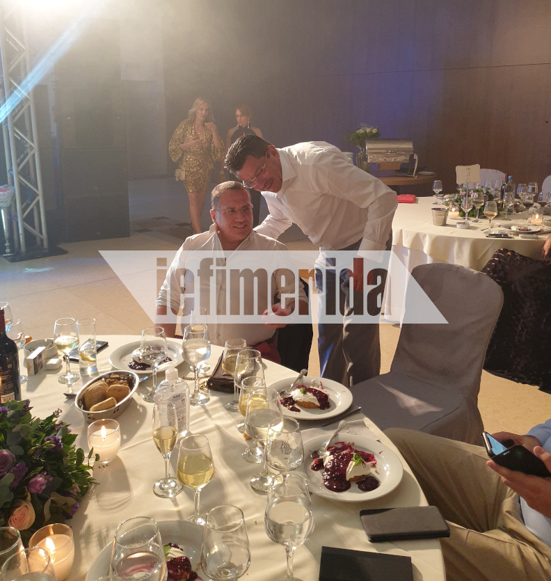 Ο οικοδεσπότης με τον σύμβουλο επιχειρήσεων Γιάννη Χορόζογλου