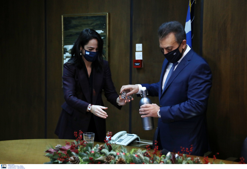 Η νέα υφυπουργός Εργασίας Δόμνα Μιχαηλίδου και ο απερχόμενος υπουργός Γιάννης Βρούτσης