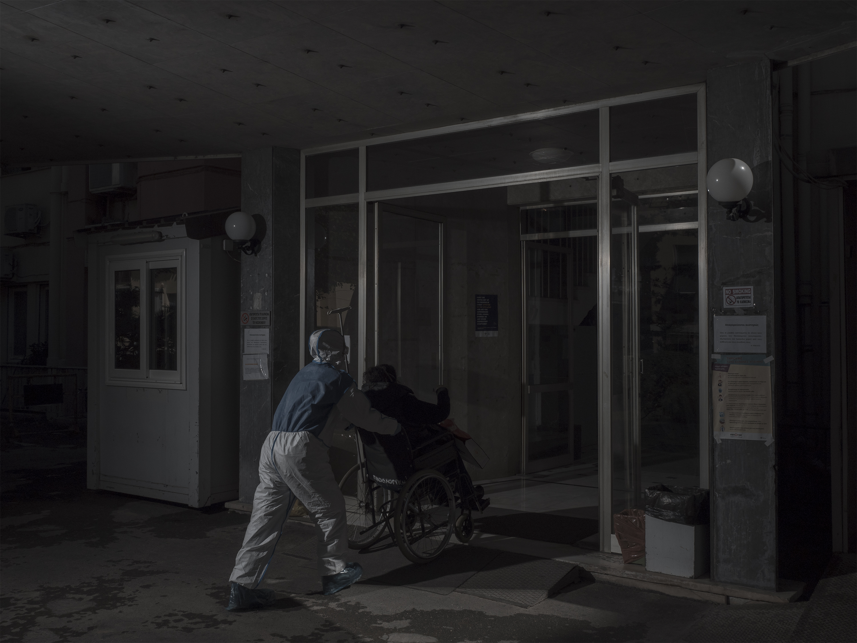 Διασώστης του ΕΚΑΒ μεταφέρει ασθενή