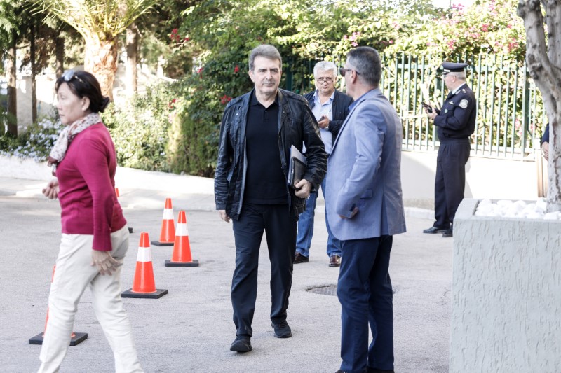 Ο Μιχάλης Χρυσοχοΐδης με δερμάτινο