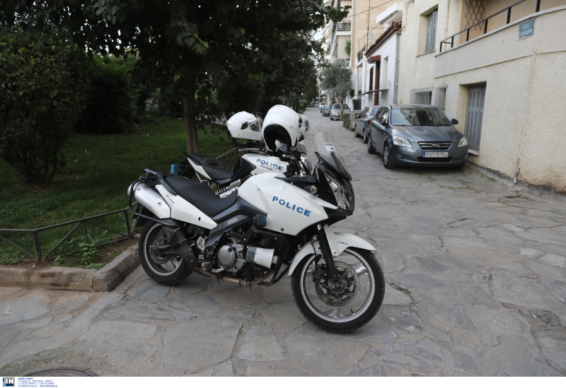 Μηχανή της ΕΛ.ΑΣ. σταματημένη