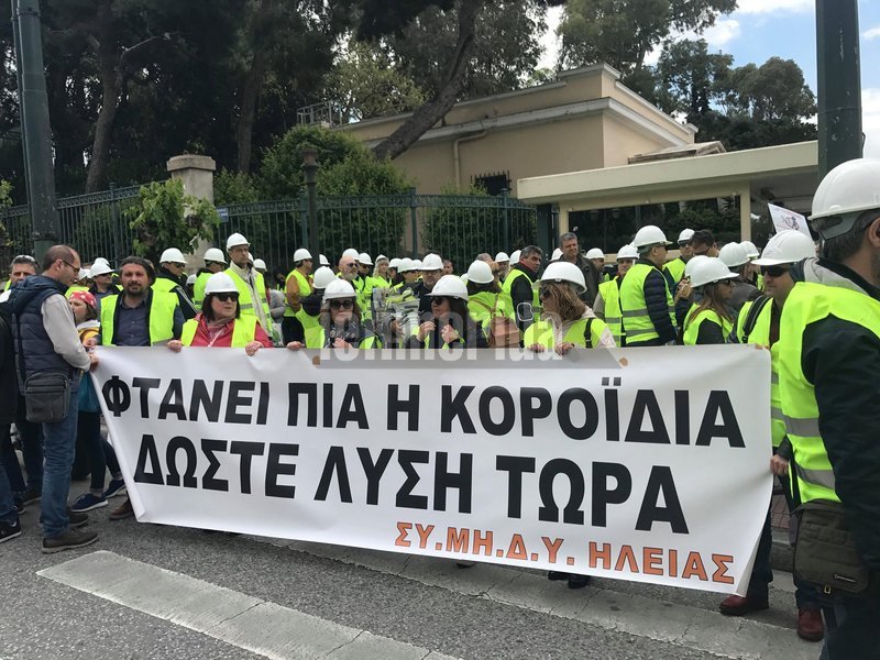 Παράσταση διαμαρτυρίας έξω από τη Βουλή πραγματοποιούν οι μηχανικοί με πανό