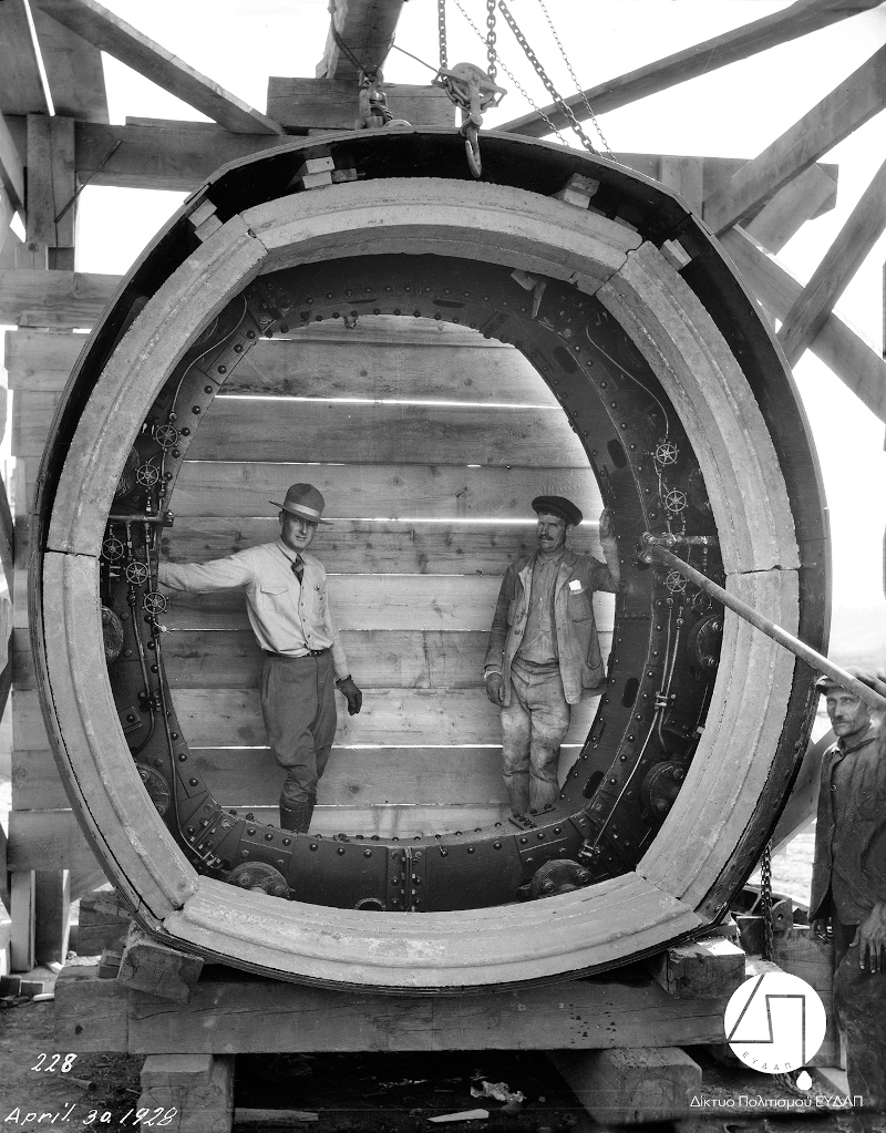 Μηχανικός και εργάτης του έργου φωτογραφίζονται στο μεγάλο μεταλλικό δακτύλιο που χρησιμοποιήθηκε για την κατασκευή της Σήραγγας του Μπογιατίου, 1928/Φωτογραφία:Ιστορικό Αρχείο ΕΥΔΑΠ