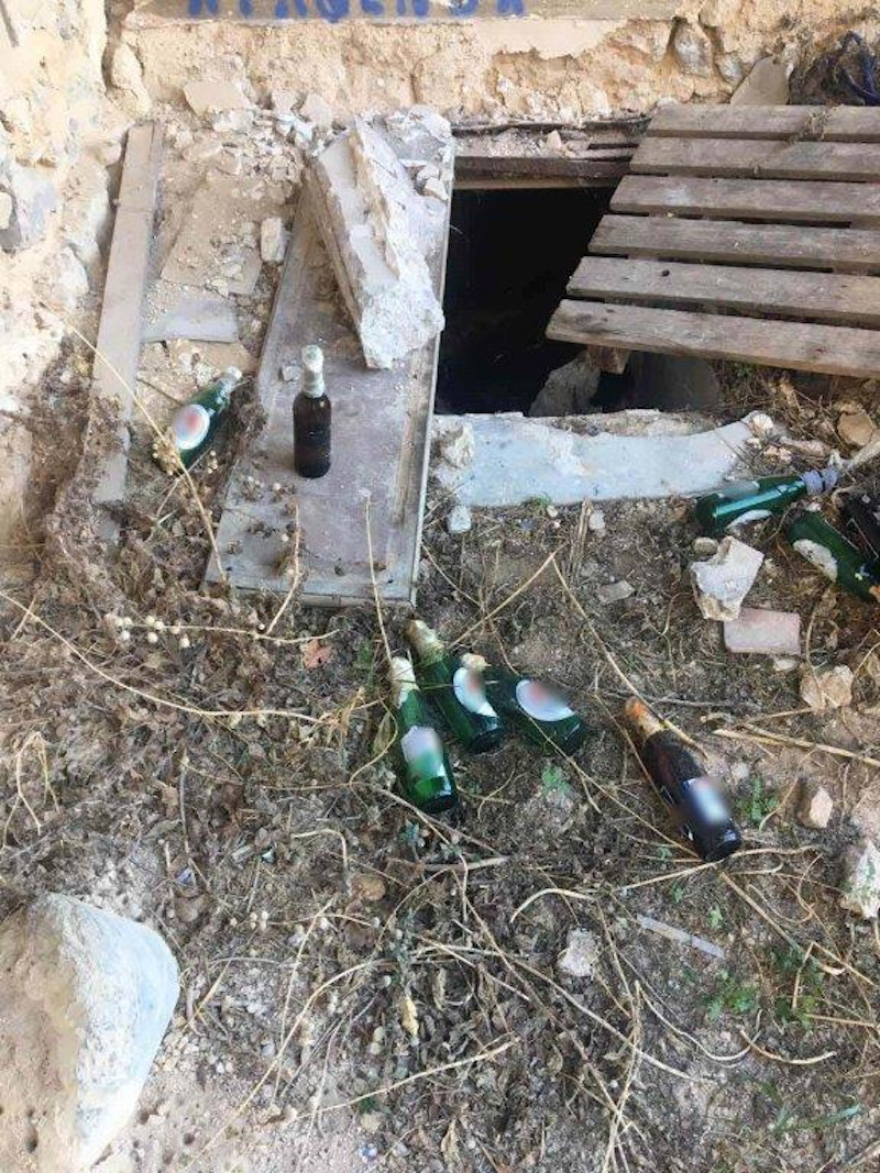 Εξάρχεια: Είκοσι (!) βόμβες μολότοφ βρέθηκαν σε εγκαταλελειμμένο κτίριο 1 Εξάρχεια: Είκοσι (!) βόμβες μολότοφ βρέθηκαν σε εγκαταλελειμμένο κτίριο