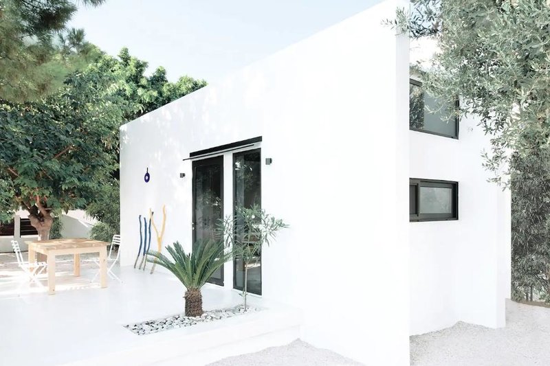 Λευκό σπίτι με μαύρα παράθυρα