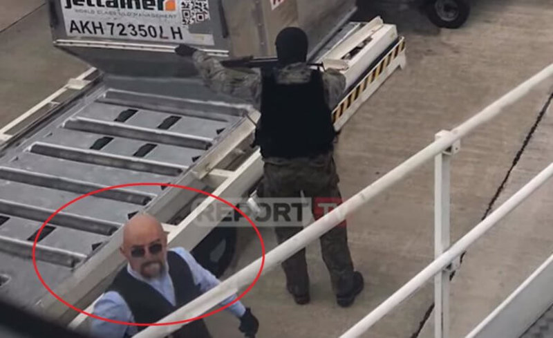 Ο Μουρατάι, πιθανώς φορώντας μάσκα λάτεξ, την ώρα της ληστείας στο αεροδρόμιο των Τιράνων