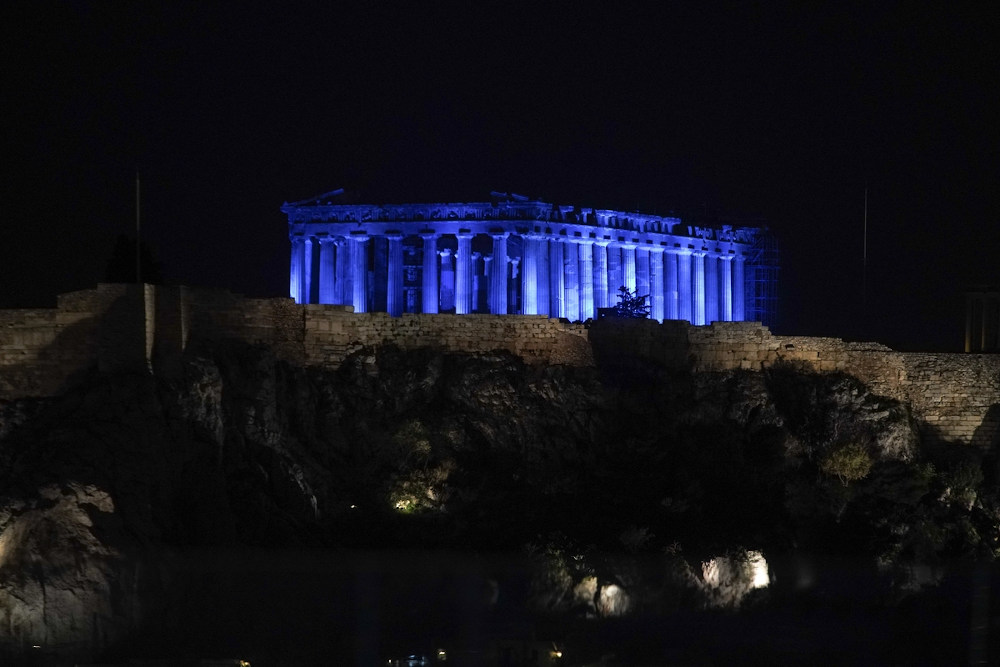 Η ασυνήθιστη εικόνα της Ακρόπολης βαμμένης μπλε