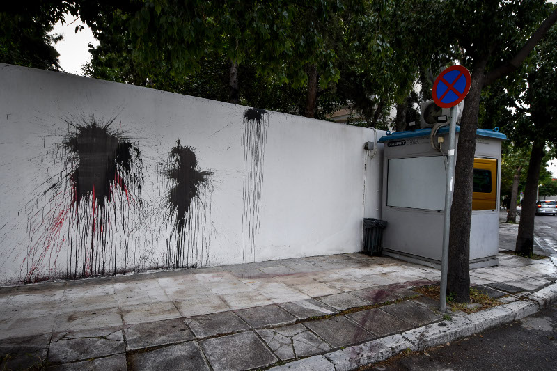 Μαύρες μπογιές στον τοίχο δίπλα από το φυλάκιο