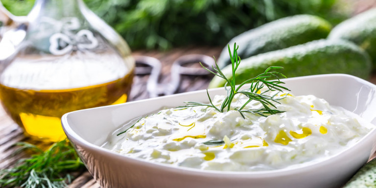 Μπολ με κλασικό παραδοσιακό τζατζίκι