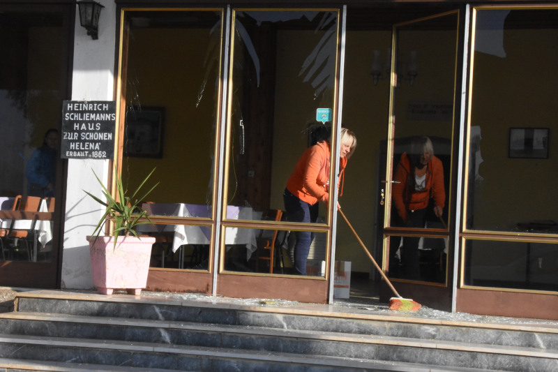 Σπασμένα τζάμια στο έδαφος μετά την έκρηξη