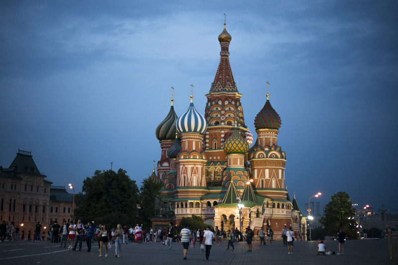 Δεκάδες επισκέπτες έξω από τον εντυπωσιακό ναό του Αγίου Βασιλείου στην Μόσχα