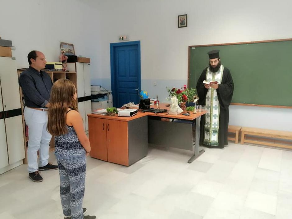Η 8χρονη μαθήτρια στον αγιασμό του σχολείου της