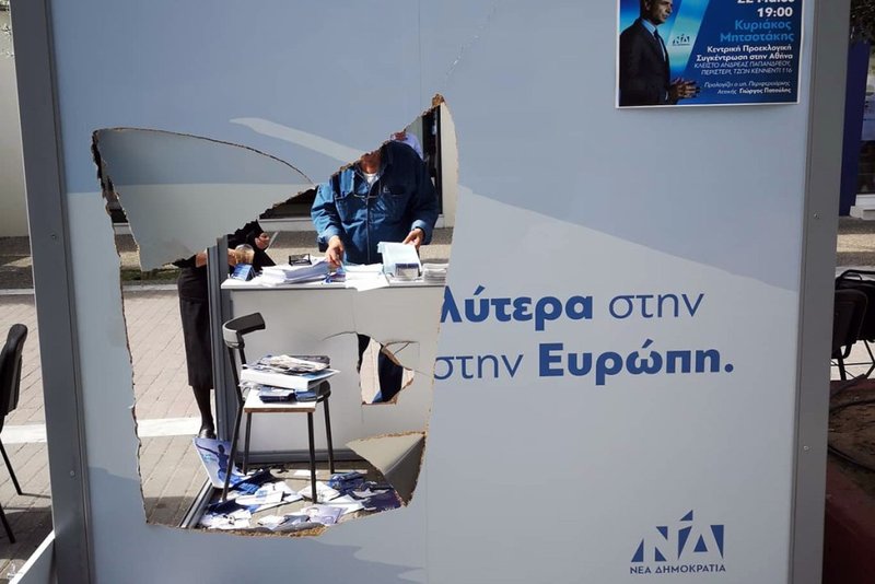 Από την επίθεση των αγνώστων προκλήθηκε μια μεγάλη τρύπα στα πλάγια του περιπτέρου 