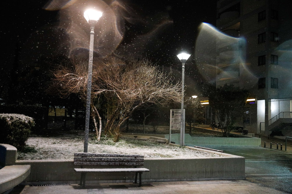 Χιόνι σε πλατεία στη Ν. Σμύρνη