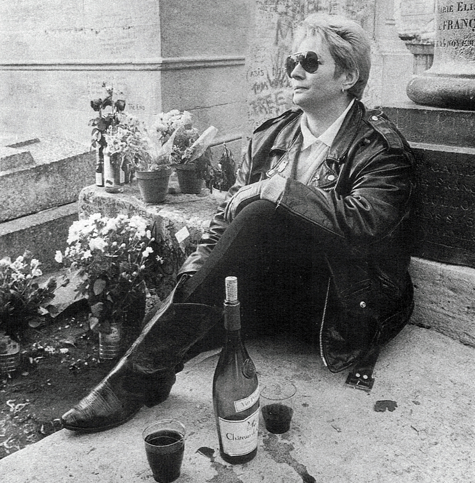 Πίνοντας κρασί στον τάφο του Τζιμ Μόρισον
