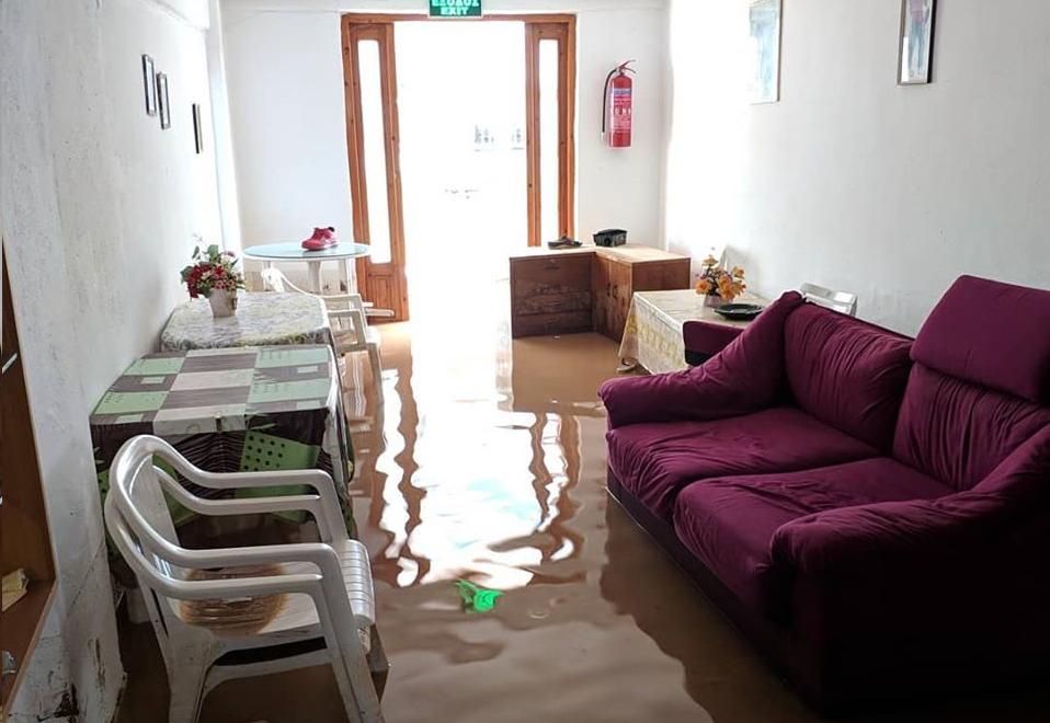 Σαλόνι πλημμυρισμένο με καναπέ και τραπέζια