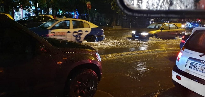 Τεράστια η ποσότητα του νερού στους δρόμους στη Θεσσαλονίκη το βράδυ της Τρίτης